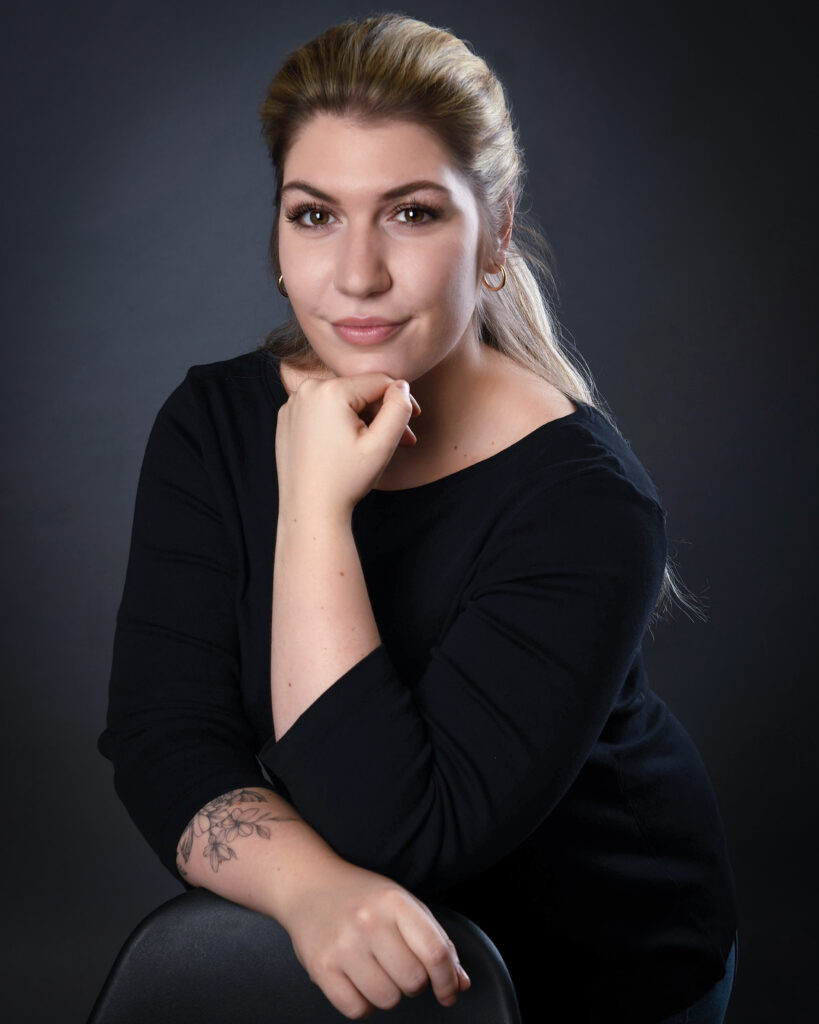 Modernes Businessportrait einer Frau für Bewerbung und Personal Branding im Fotostudio Ramhofer Wiener Neustadt